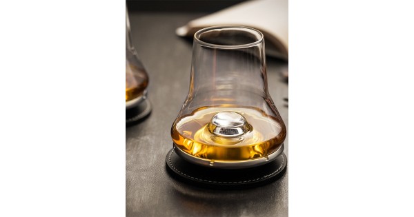 Set à whisky Les Impitoyables Peugeot présenté avec du whisky sur une table