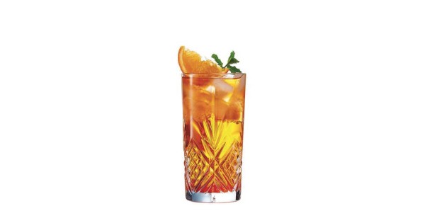 Cocktail avec glaçons et garniture servi dans un verre Broadway 38 cl Arcoroc