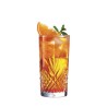 Cocktail avec glaçons et garniture servi dans un verre Broadway 38 cl Arcoroc