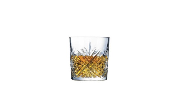 Spiritueux ambré servi dans un verre à whisky Broadway 30 cl Arcoroc