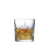 Spiritueux ambré servi dans un verre à whisky Broadway 30 cl Arcoroc