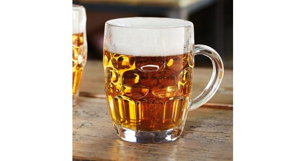 Bière blonde servie dans une chope Britannia 57 cl Arcoroc sur une table