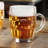 Bière blonde servie dans une chope Britannia 57 cl Arcoroc sur une table