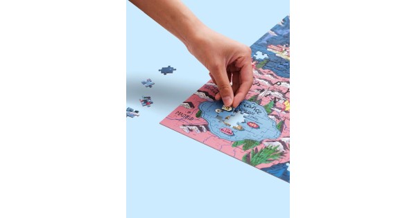 Assemblage à la main d’une pièce du puzzle France Water and Wines