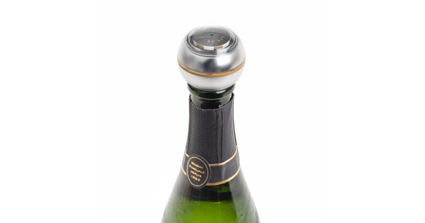 Bubble Indicator L’Atelier du Vin installé sur une bouteille de champagne