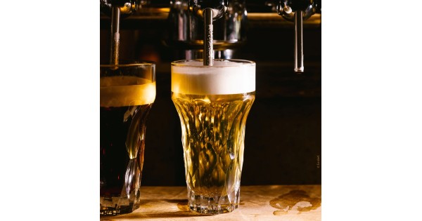 Bière avec mousse servie dans une chope Silex La Rochère au bar