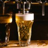 Bière avec mousse servie dans une chope Silex La Rochère au bar