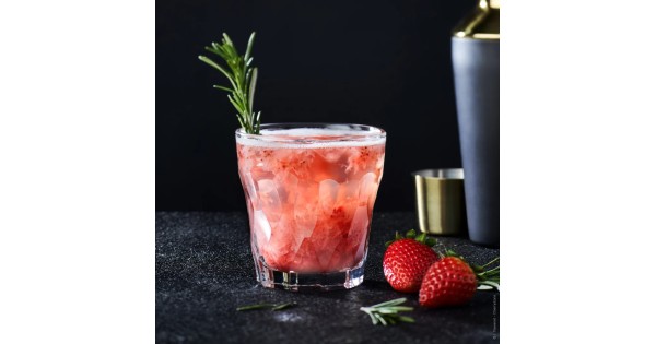 Cocktail rouge aux fruits servi dans un gobelet Silex La Rochère