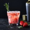 Cocktail rouge aux fruits servi dans un gobelet Silex La Rochère