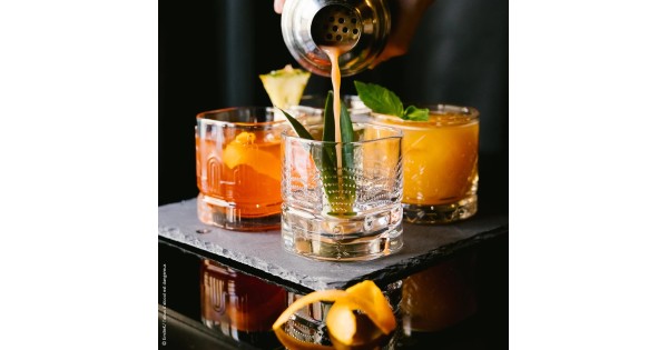 Service d’un cocktail dans un verre Dandy La Rochère