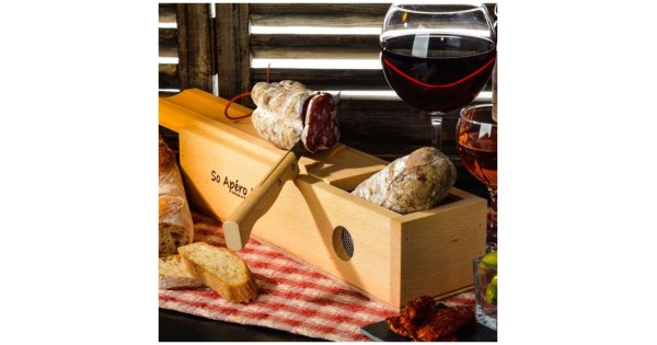 Cage à saucisson So Apéro Roger Orfèvres présentée avec charcuterie et verre de vin