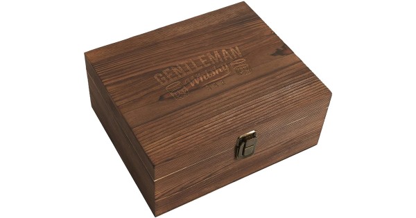 Coffret whisky Gentleman en bois marron fermé avec son loquet