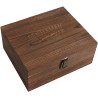 Coffret whisky Gentleman en bois marron fermé avec son loquet