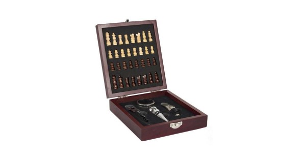 Coffret vin Comptoir du Caviste ouvert avec accessoires et pièces d’échecs dans le couvercle
