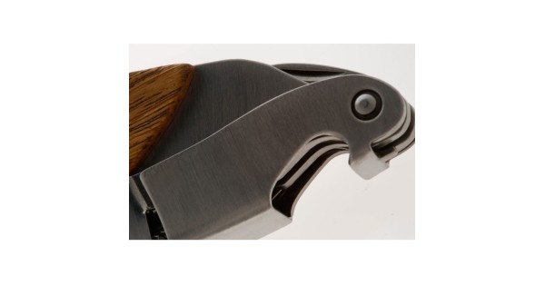 Détail de la lame crantée et du corps inox du sommelier Origine Ligne W