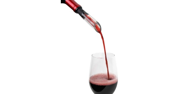 Vin rouge versé dans un verre à travers l’aérateur Vinturi On-Bottle