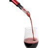 Vin rouge versé dans un verre à travers l’aérateur Vinturi On-Bottle