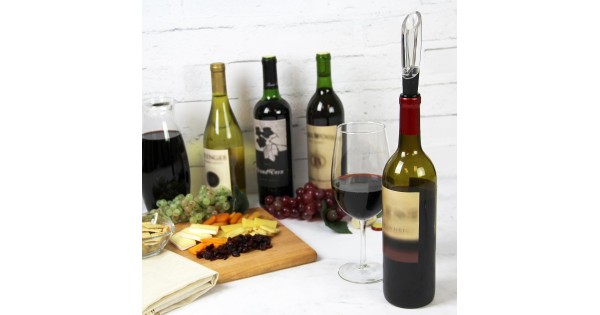 Aérateur Vinturi On-Bottle sur une bouteille de vin présentée à table