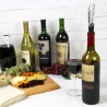 Aérateur Vinturi On-Bottle sur une bouteille de vin présentée à table
