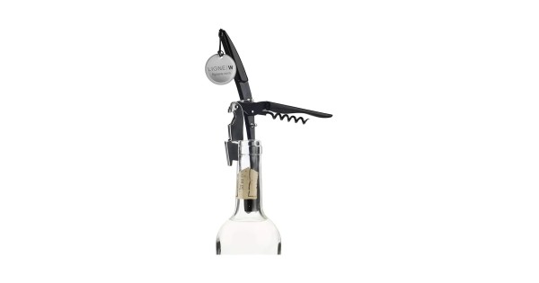 Sommelier Ligne W actionnant le récupérateur CorkOut avec un bouchon dans le goulot