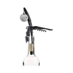Sommelier Ligne W actionnant le récupérateur CorkOut avec un bouchon dans le goulot