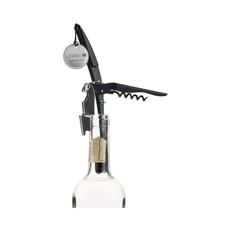 Sommelier Ligne W actionnant le récupérateur CorkOut avec un bouchon dans le goulot