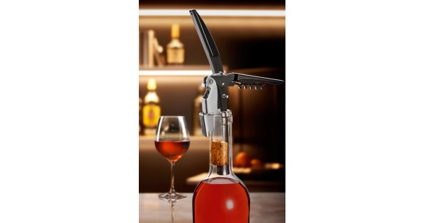 Récupération d’un bouchon avec le sommelier et le CorkOut Ligne W sur une bouteille de vin