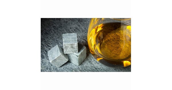 Détail des cubes en pierre ollaire Täljsten à côté d’un verre de whisky