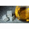 Détail des cubes en pierre ollaire Täljsten à côté d’un verre de whisky