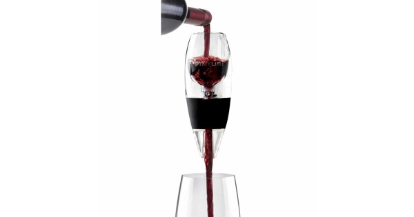 Vin rouge versé à travers l’aérateur Classic Vinturi au-dessus d’un verre