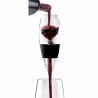 Vin rouge versé à travers l’aérateur Classic Vinturi au-dessus d’un verre