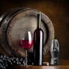 Aérateur Classic Vinturi et verre de vin rouge présentés devant un tonneau