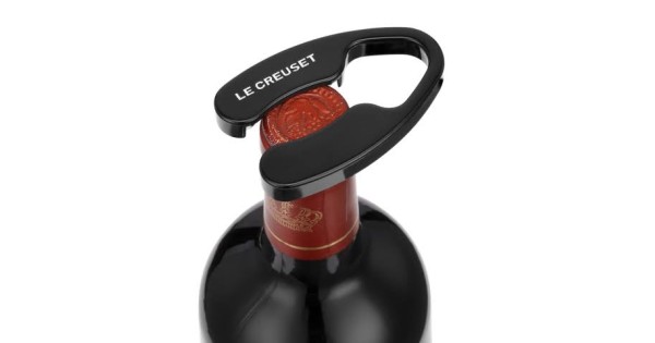 Coupe-capsule FC-100 Le Creuset positionné sur le haut d’une bouteille