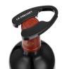 Coupe-capsule FC-100 Le Creuset positionné sur le haut d’une bouteille