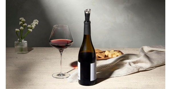 WA-163 Le Creuset sur une bouteille présentée avec un verre à table