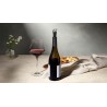 WA-163 Le Creuset sur une bouteille présentée avec un verre à table