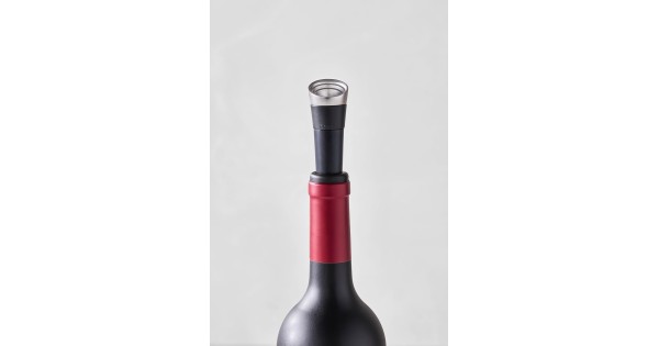 Bouchon aérateur WA-163 Le Creuset installé sur une bouteille de vin