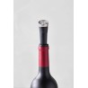 Bouchon aérateur WA-163 Le Creuset installé sur une bouteille de vin