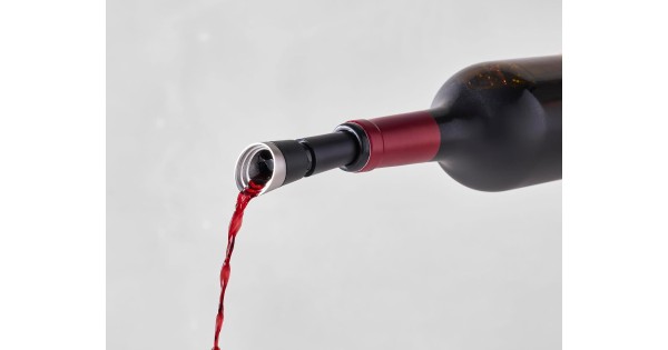 Vin versé à travers le bec du WA-163 Le Creuset