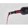 Vin versé à travers le bec du WA-163 Le Creuset