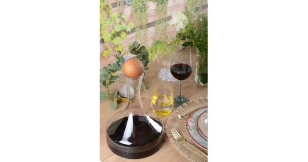 Carafe Aulica avec bouchon boule en bois et vin rouge, présentée à table