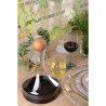 Carafe Aulica avec bouchon boule en bois et vin rouge, présentée à table