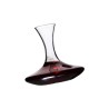 Carafe Merlino Deru inclinée avec vin rouge, vue du col et de la base évasée