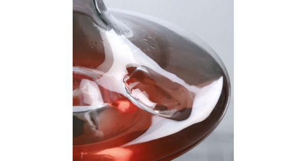 Détail de l’empreinte pour le pouce sur la carafe Merlino Deru avec vin rouge