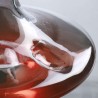 Détail de l’empreinte pour le pouce sur la carafe Merlino Deru avec vin rouge