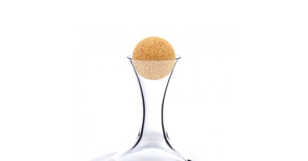 Bouchon boule en liège posé sur le col d’une carafe