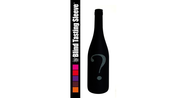 Chaussette noire Blind Tasting Sleeve sur une bouteille avec point d’interrogation turquoise