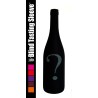 Chaussette noire Blind Tasting Sleeve sur une bouteille avec point d’interrogation turquoise