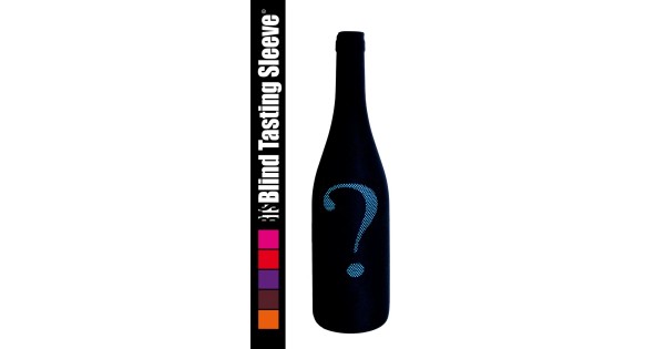 Chaussette noire Blind Tasting Sleeve sur une bouteille avec point d’interrogation bleu
