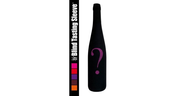 Chaussette noire Blind Tasting Sleeve sur une bouteille avec point d’interrogation rose